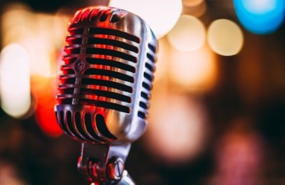 吃瓜网站大全：某知名歌手演唱会假唱被实锤，观众现场录音曝光